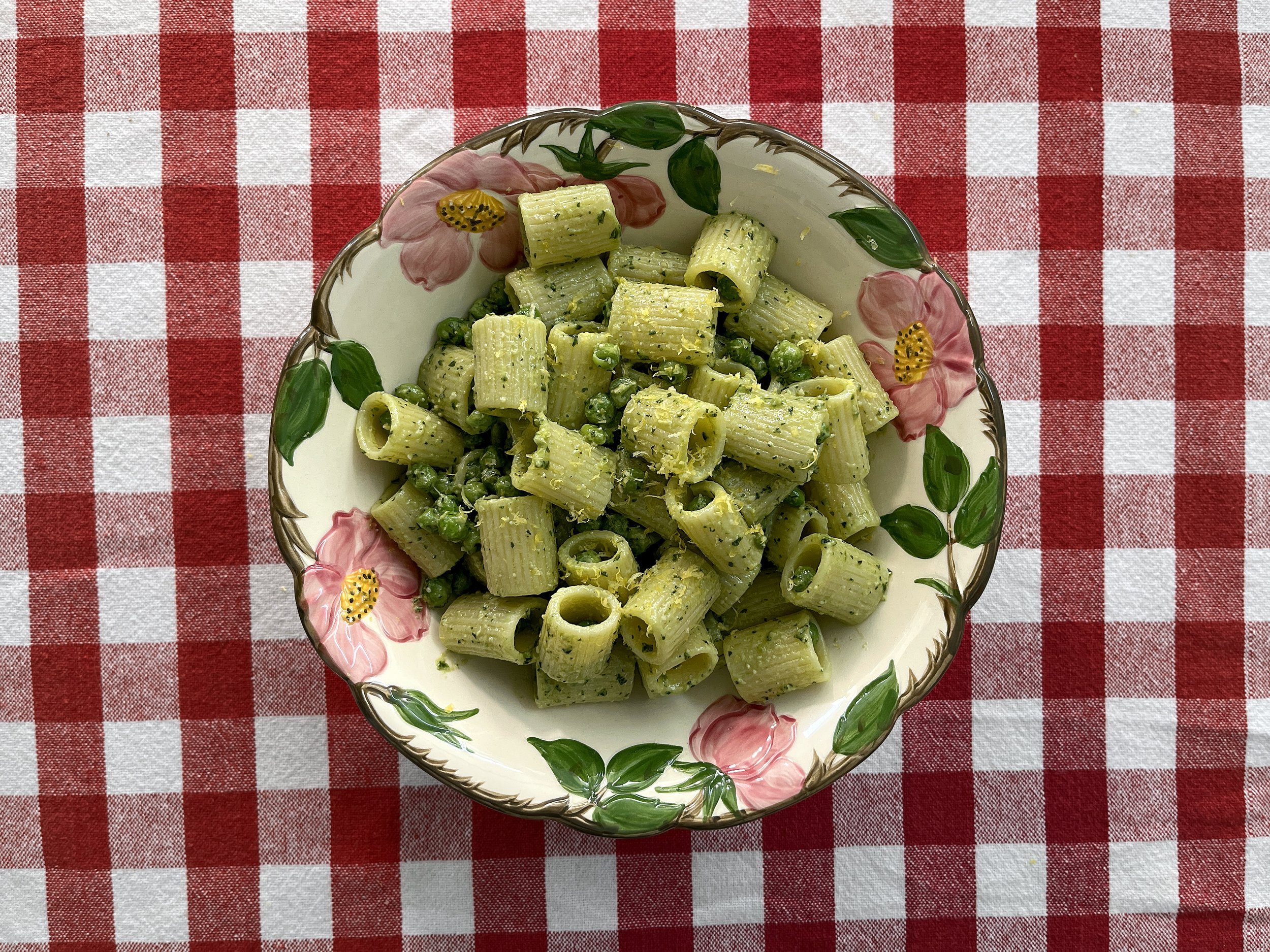 Pesto pasta with peas